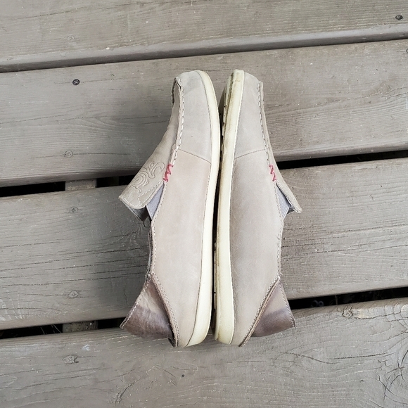 Olukai Nohea Taupe Nubuck Suede Leather Loafer Shoes Size Woman's 8.5 - Picture 2 of 8